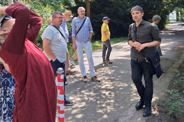 Unsere fachkundiger Gästeführer begleitet Sie bei dem Spaziergang durch die Parkgeschichte .