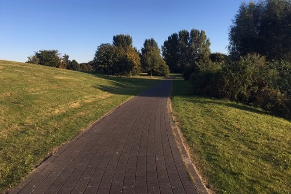 durch den Erholungspark des Sees