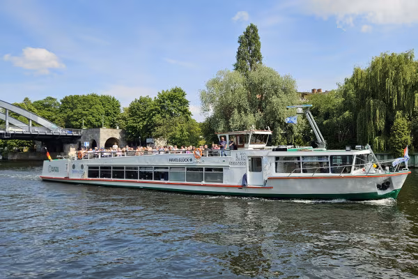 Elektroschiff Havelglück am Lindenufer
