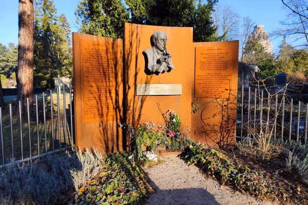 Sehen sie die Gräber von Musikern wie Kurt Masur.