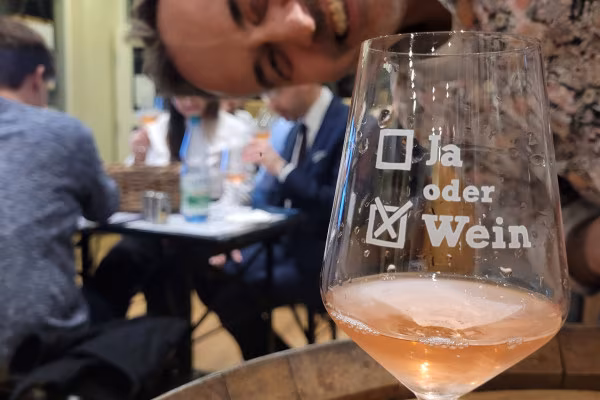 Weinglas mit Orangewein und Spaß