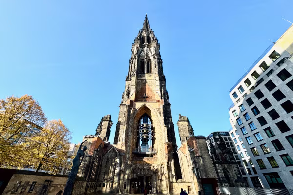 Mahnmal St. Nikolai: Eindrucksvolle neugotische Ruine und Ort bewegter Hamburger Stadtgeschichte.