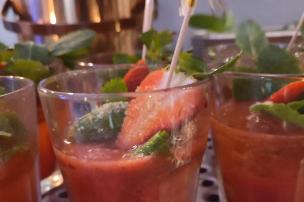 Erdbeer-Minz-Gin Tonic