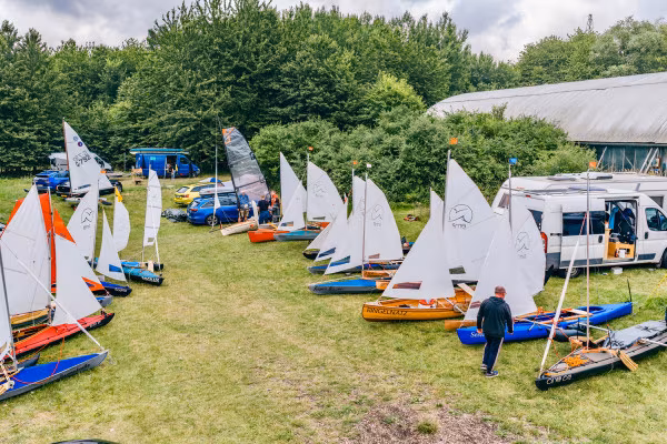 Unterschiedliche Boote, unterschiedliche Wege – gemeinsam auf dem Wasser.