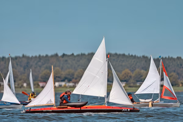 Unterwegs auf dem Wasser – jeder für sich und doch gemeinsam.