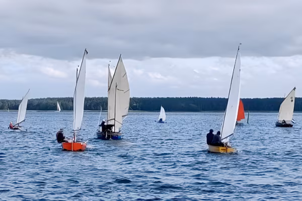 Zwei Boote sind eine Regatta