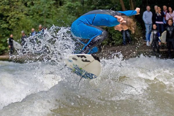 Surfer auf der Eisbachwelle im Englischen Garten, © München Tourismus, Dieter Verstl.jpg