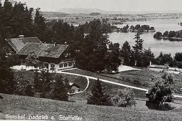 Der ehemalige Bauernhof, der zum ehemaligen Landhaus gehörte