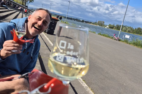 Rheinufer in Mainz mit Wein von JAoderWEIN