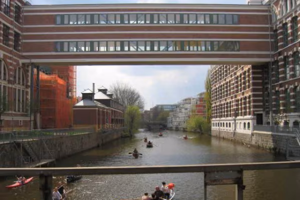 Wir sehen die Plagwitzer Industriearchitektur und die Stadt am Wasser.