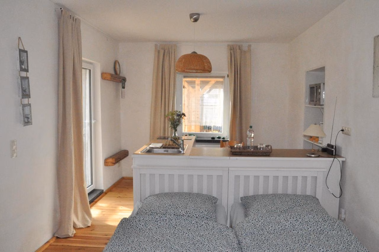 Doppel-/Zweibettzimmer mit Gartenblick