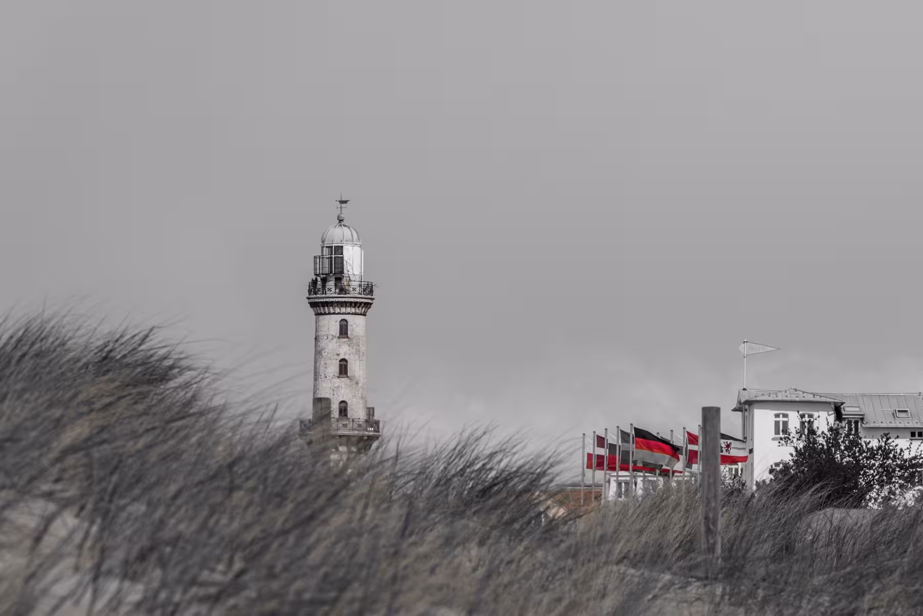 Der alte Leuchtturm Warnemünde in schwarz-weiß