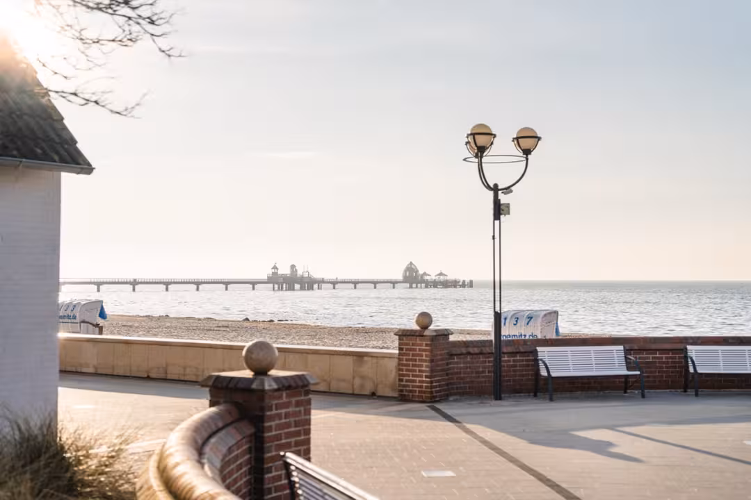 Menschenleere Strandpromenade von Grömitz mit Blick auf das Meer.