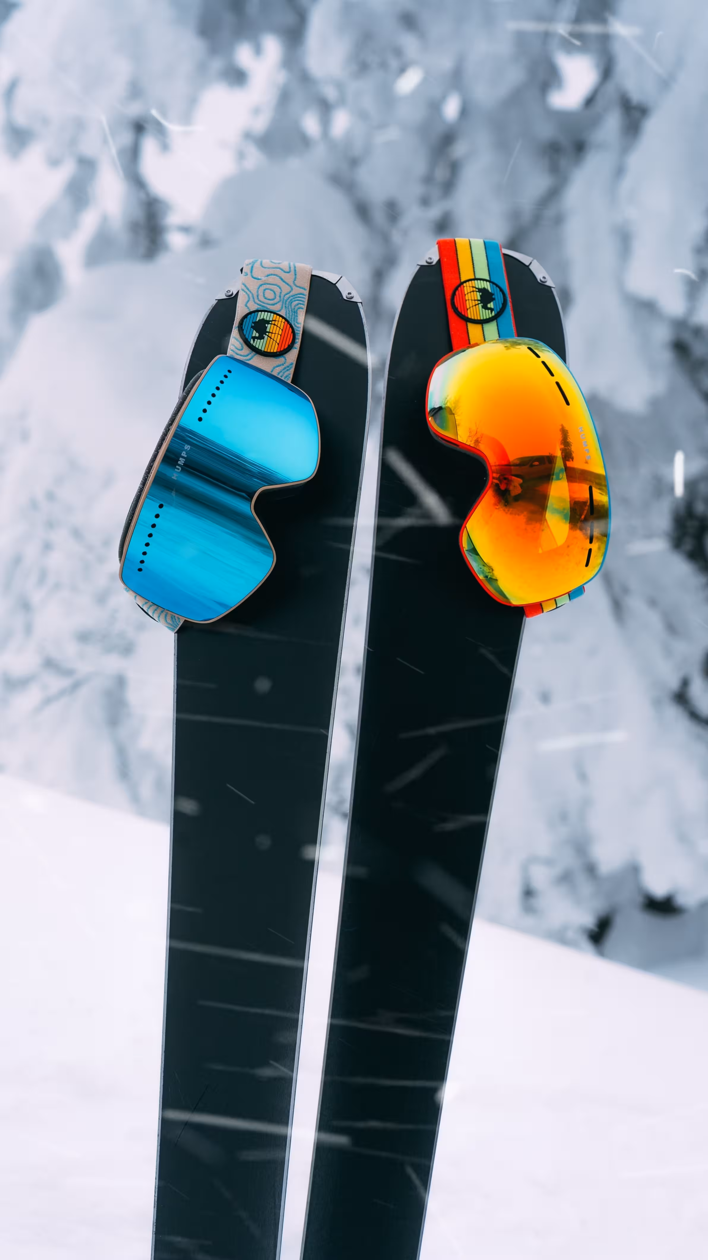 Zwei Skibrillen hängen an aufgestellten Skiern