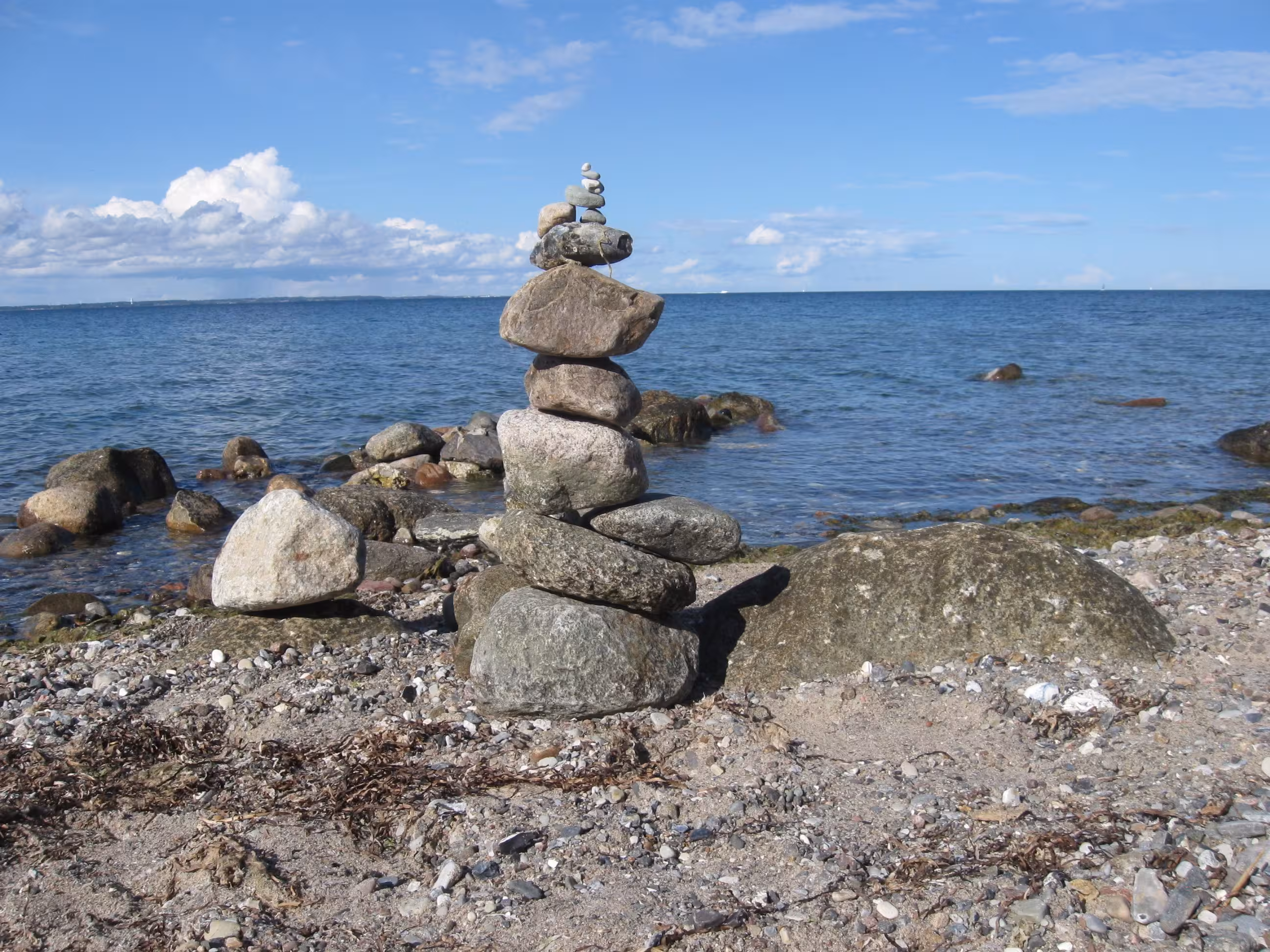 Ein Steinturm an der Ostsee