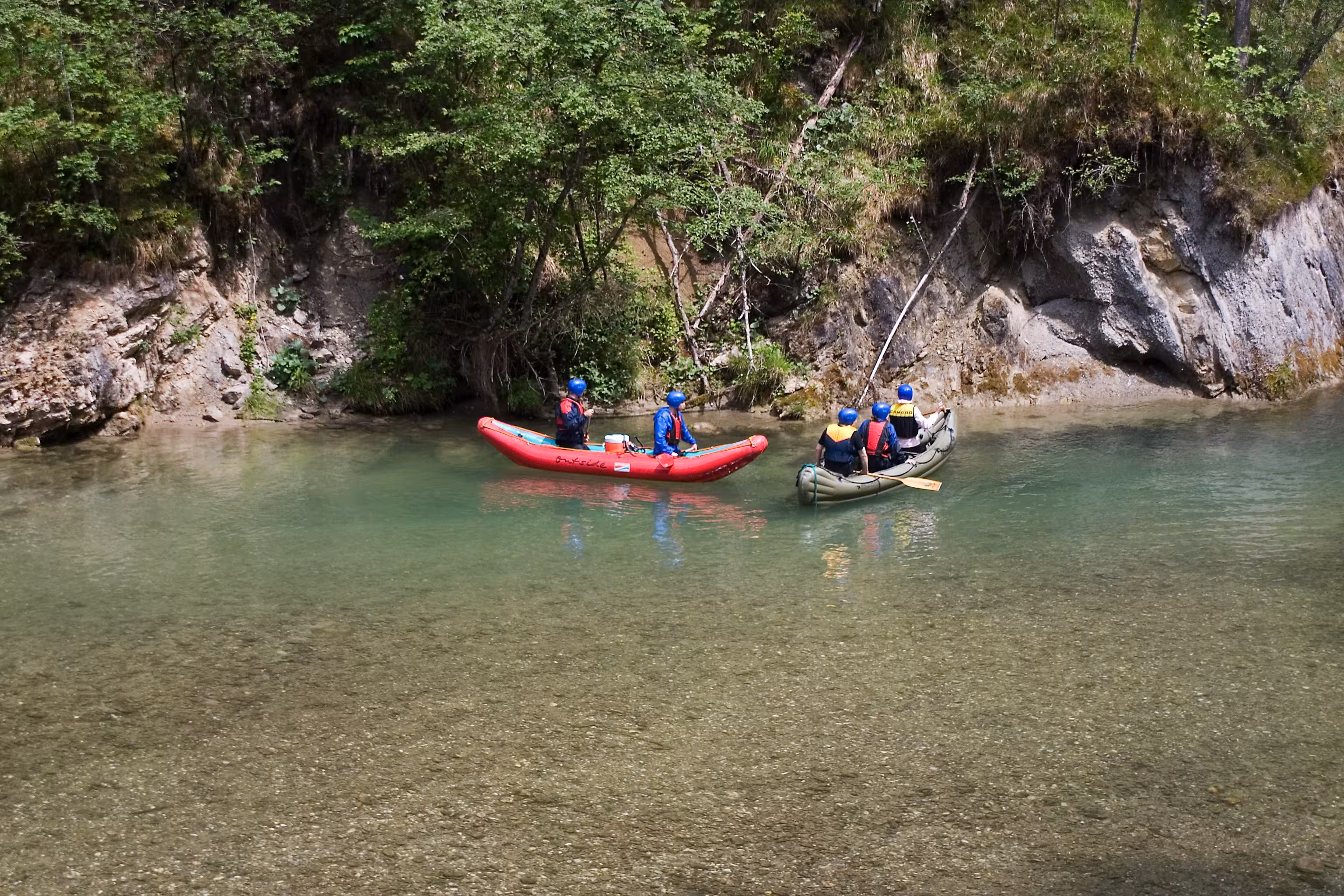 Aufblasbare Kanus bei einer Bootstour auf der Isar
