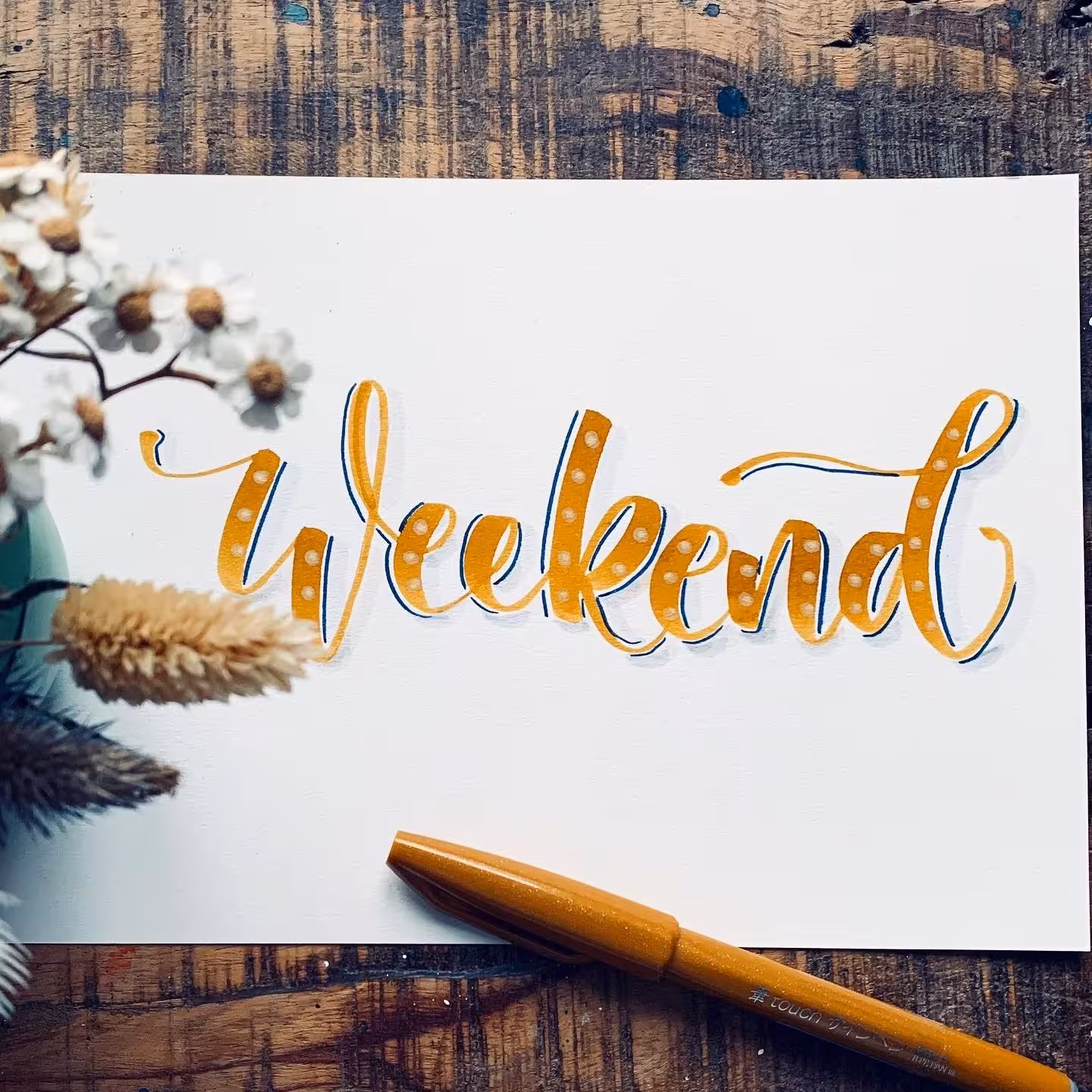 Blatt Papier mit dem Handlettering-Schriftzug Weekend