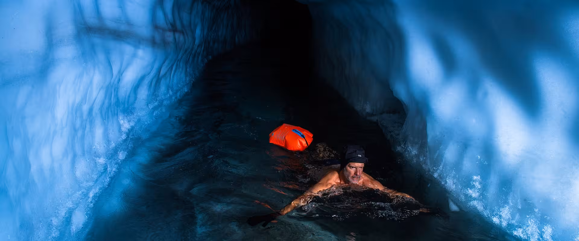 Mann beim Eisschwimmen