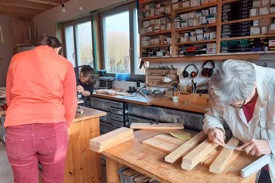 Mädelsabend in der Holzwerkstatt: Frauen sägen, bohren und schleifen Holz und genießen gemeinsames Werken mit Freundinnen.