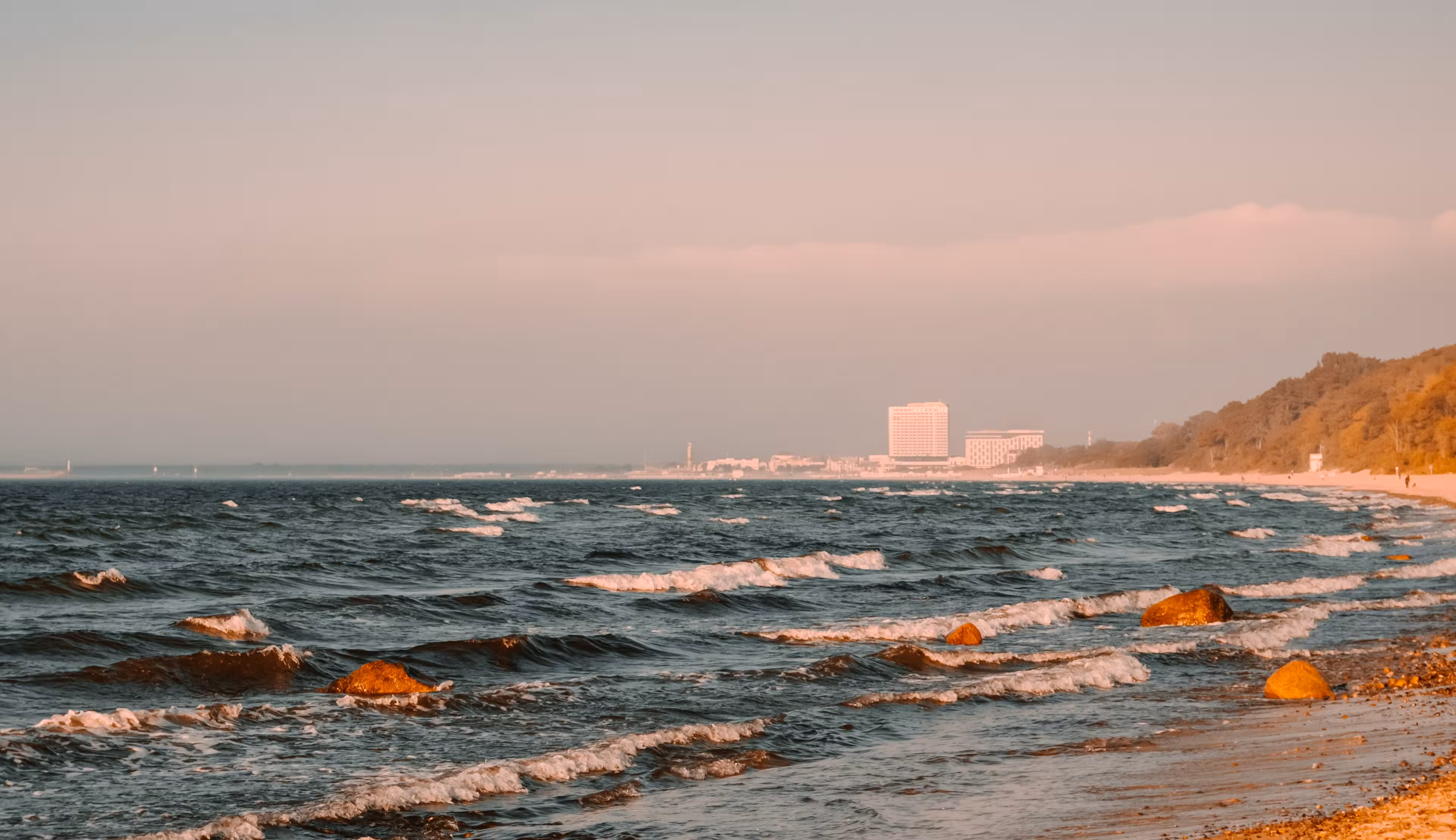 Kleine Wellen am Ostseestrand