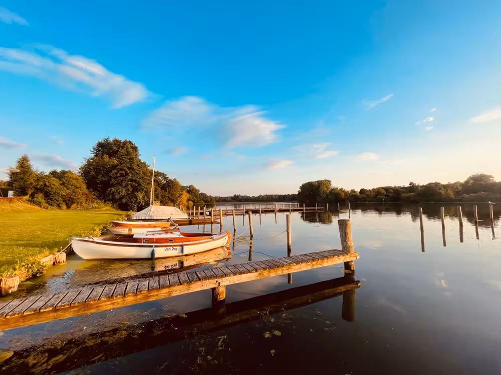 Boote und Stege an der Wakenitz