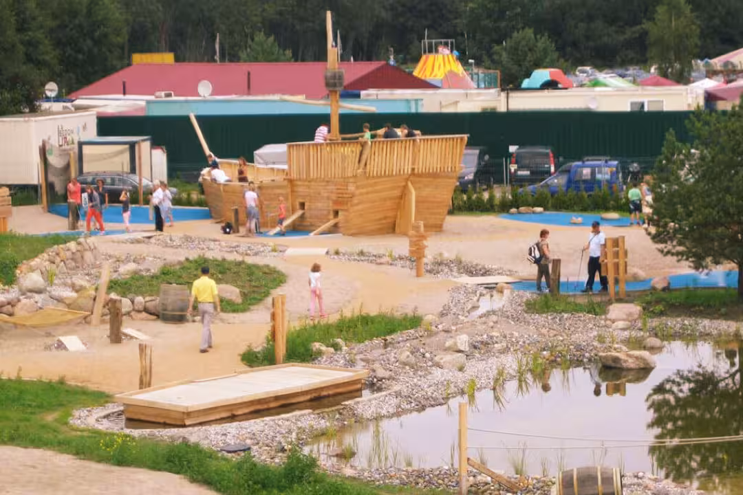 Blick auf die Minigolf-Anlage Piraten der Ostsee, mit Piratenschiff und Teich.