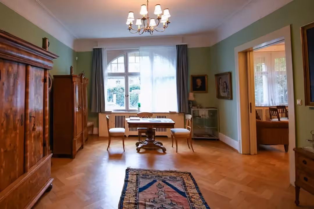 Historischer Wohnraum mit Antiquitäten - Führung Heimatwohnmuseum durch die Villa von 1910