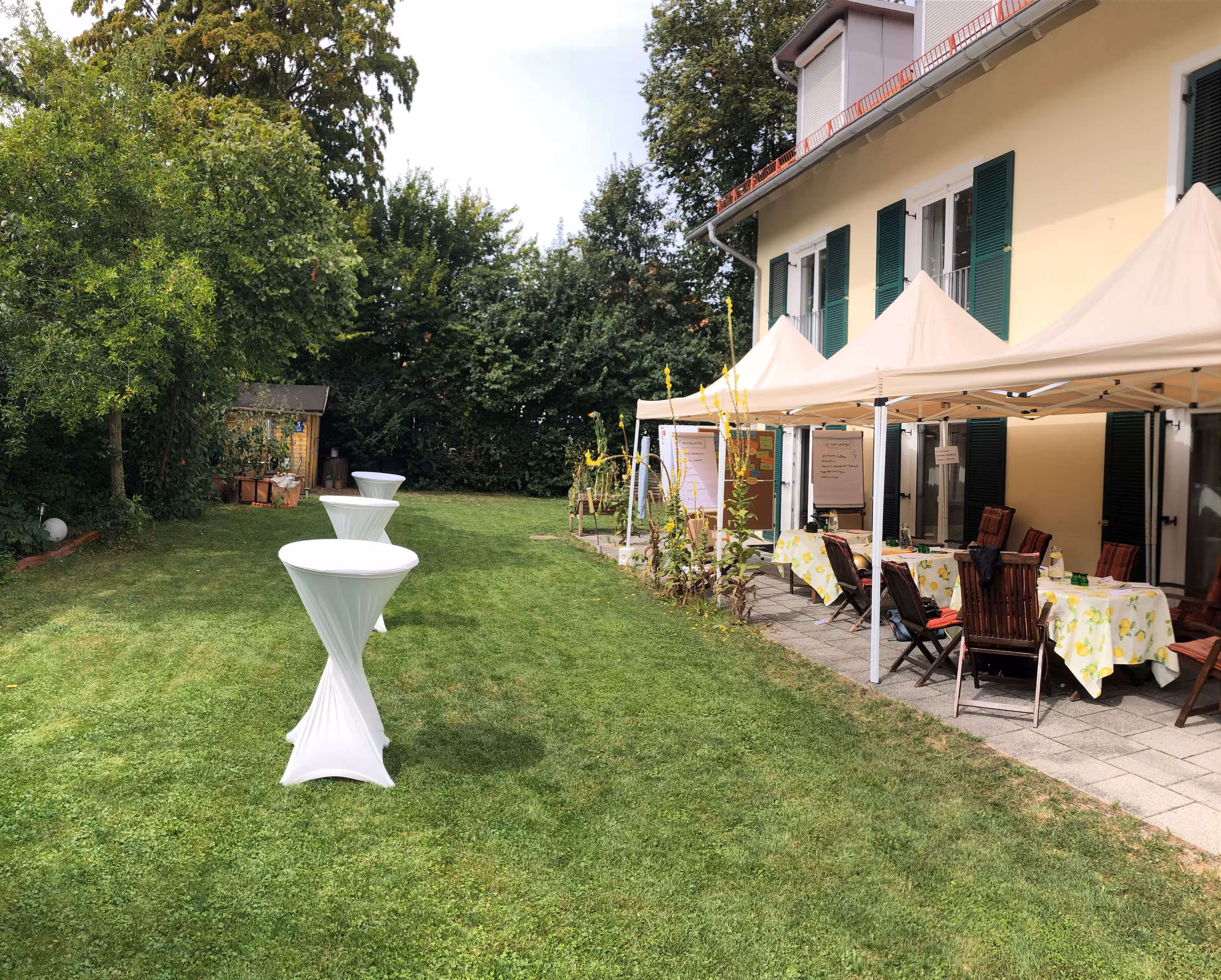 Ein weitläufiger Garten in München, in dem die Jonglierkurse der Jonglierschule stattfinden