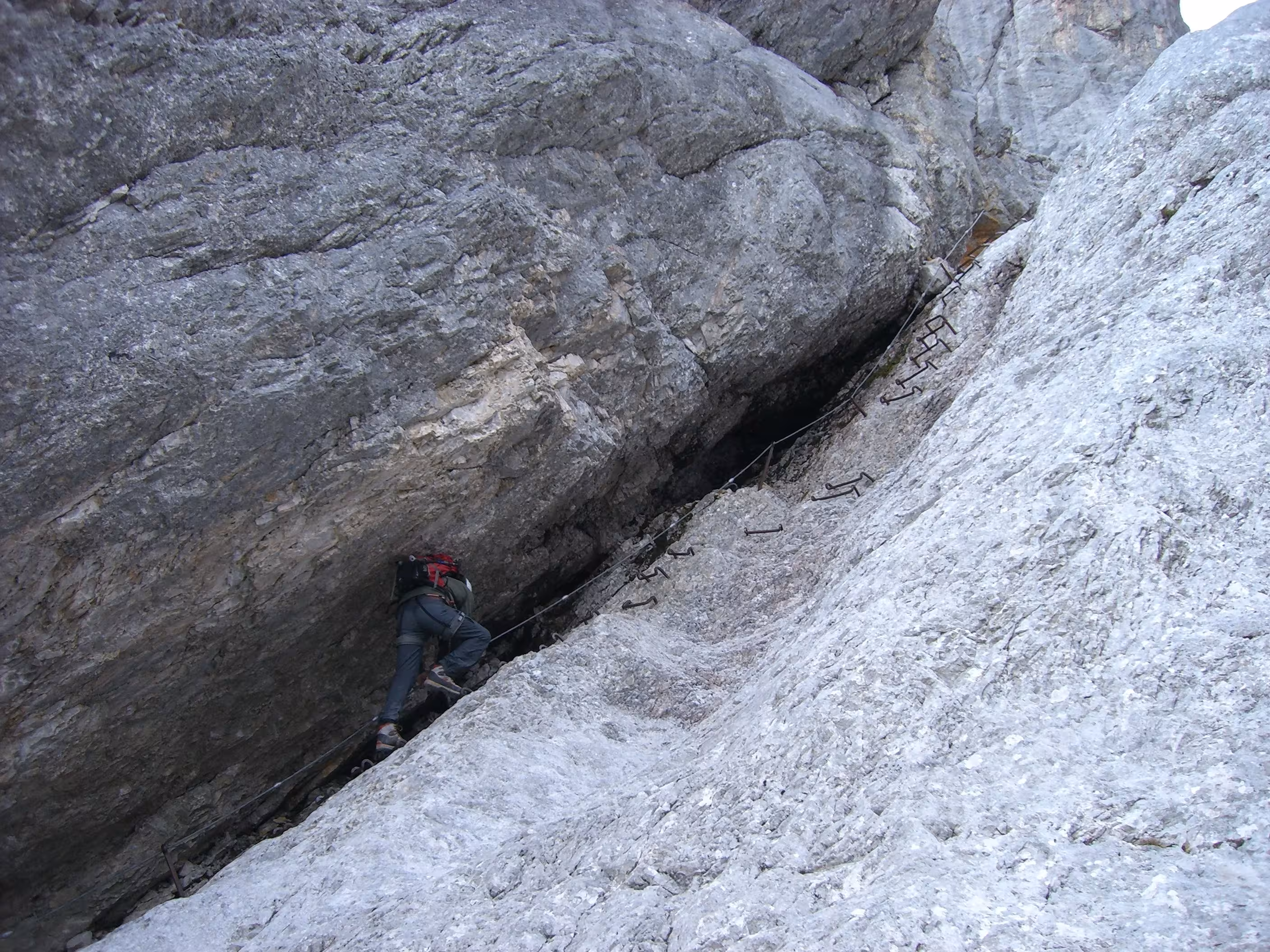 Menschen mit Klettersteig-Ausrüstung in den Alpen bei einer geführten Klettersteig-Tour