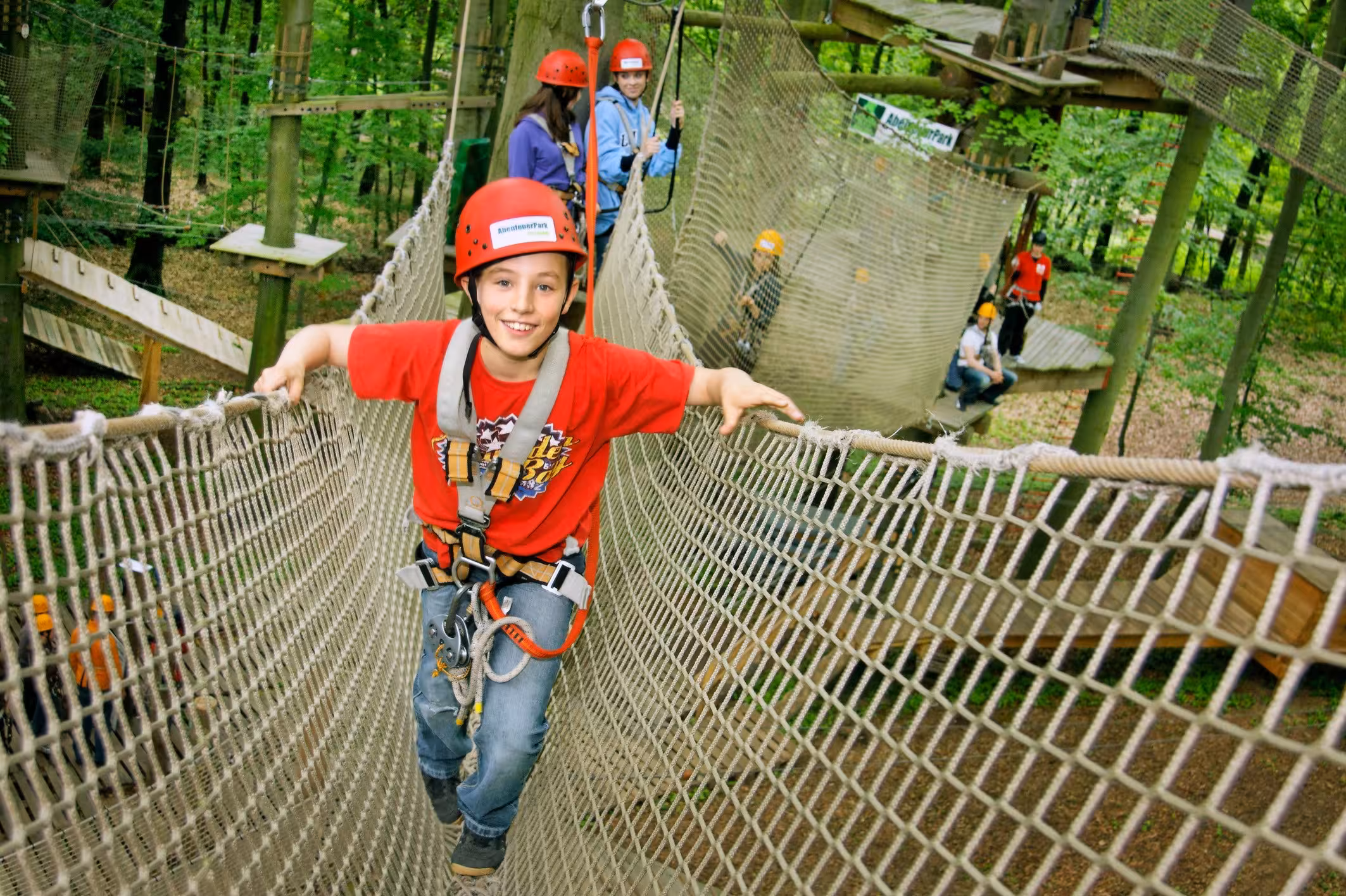 Ein Kind klettert im KletterPark Potsdam