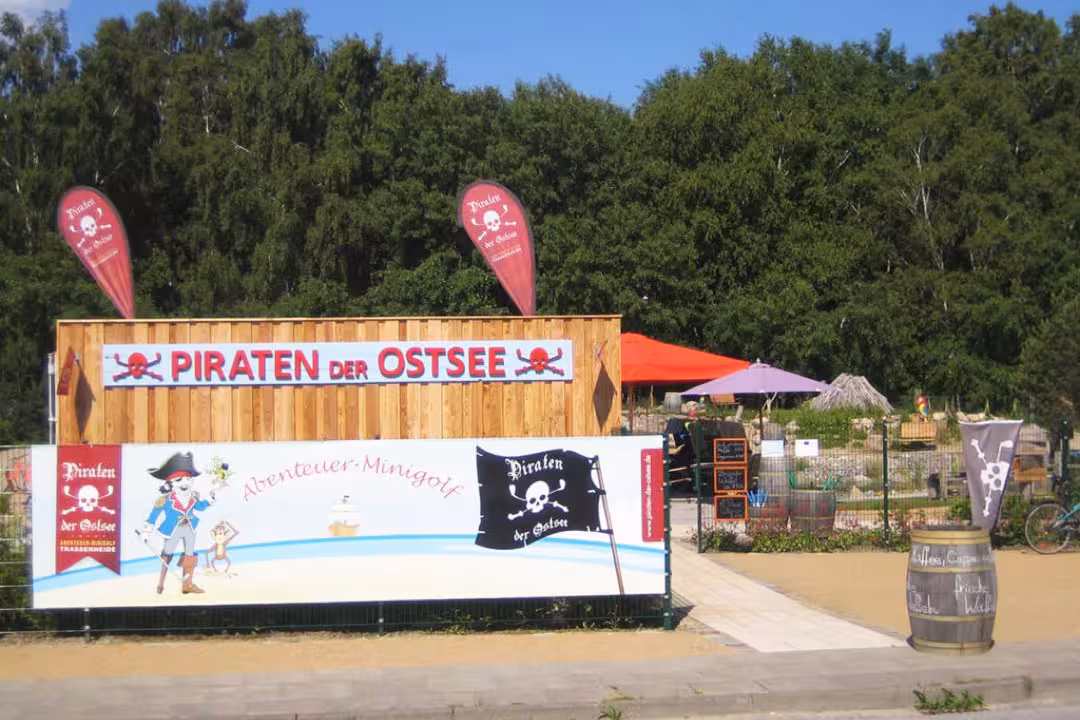 Eingangsbereicht mit Schildern der Minigolf-Anlage Piraten der Ostsee.