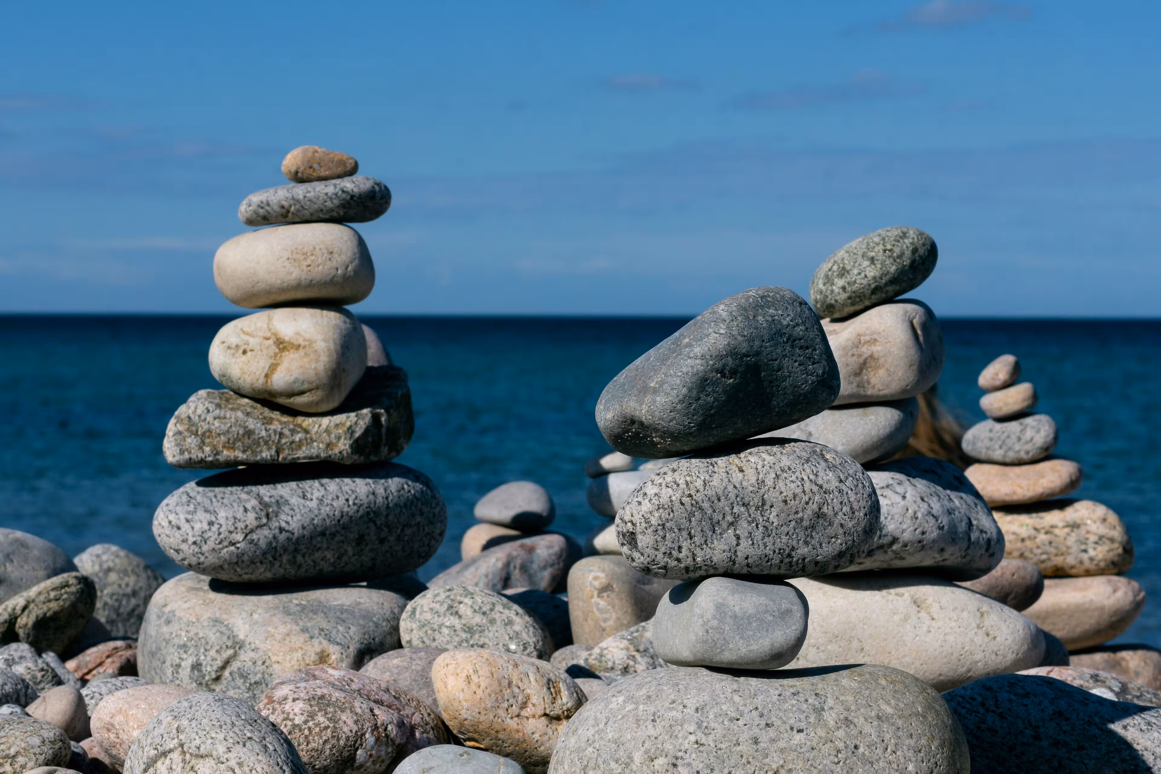 Zu Türmen aufgeschichtete Steine an der Ostsee
