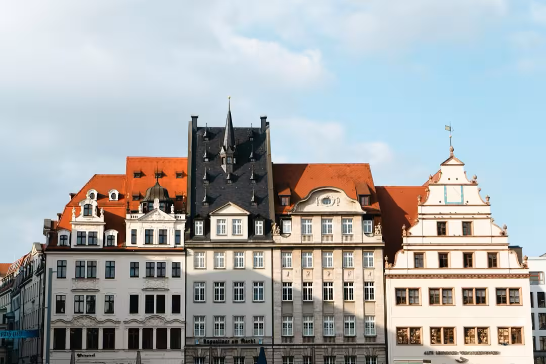 Paarzeit Leipzig: Häuserfassade und Himmer in der Leipziger Altstadt.