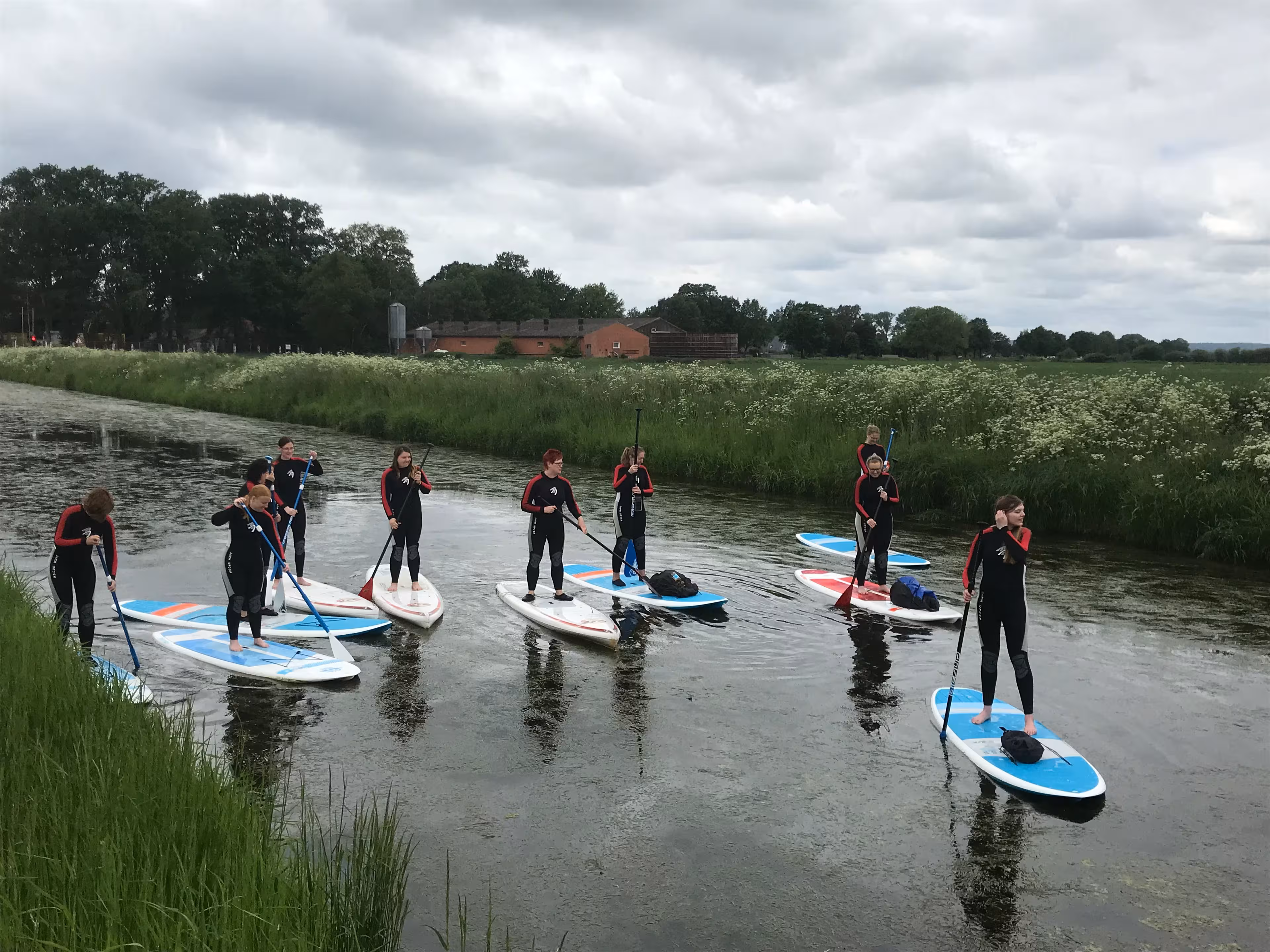 Eine Gruppe bei einer SUP-Tour im Dümmer Weserland