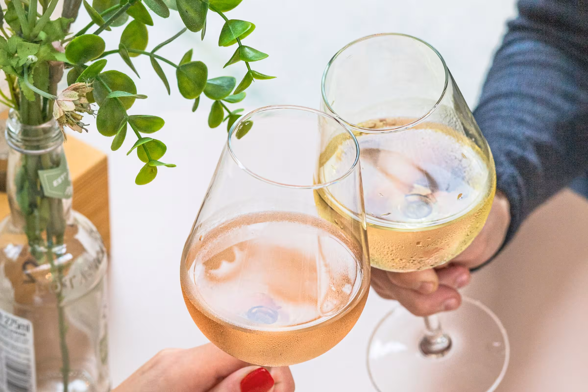 Weingläser mit Rosé- und Weißwein