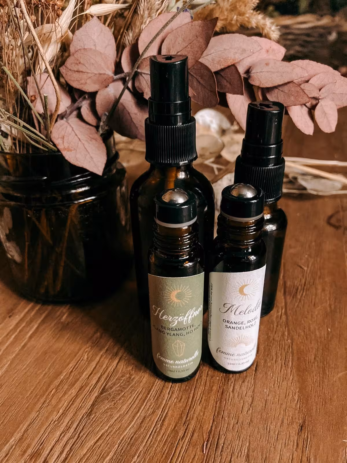 Zwei Parfum-Fläschchen mit Parfum, das Teilnehmende bei einem Workshop hergestellt haben
