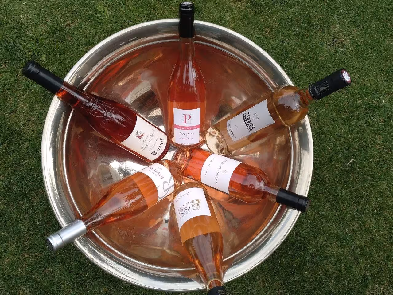 Französische Rosé-Weine in einem Kühlbottich