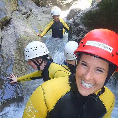 Eine Gruppe beim Canyoning in der Starzlachklamm