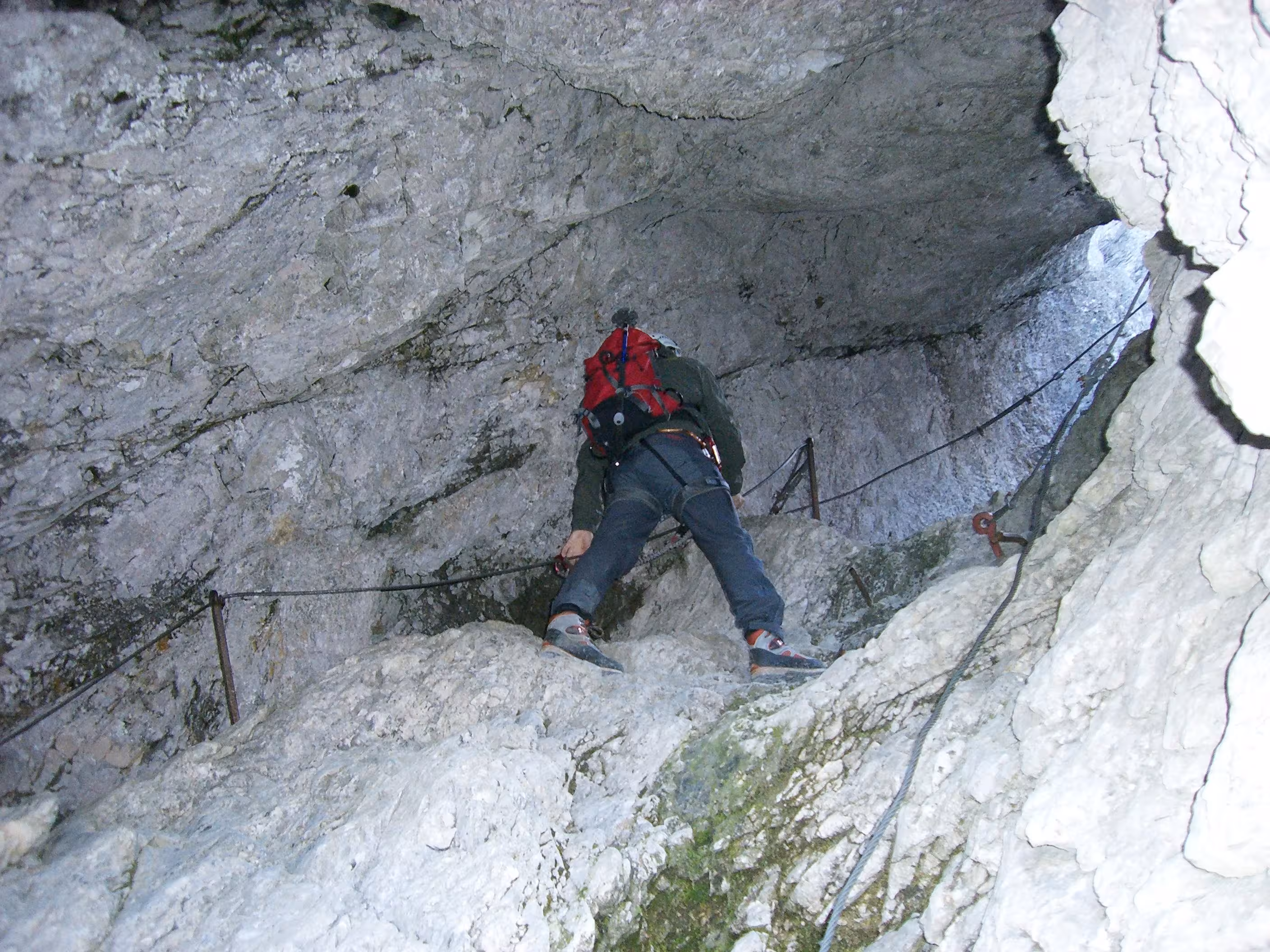 Eine Person geht den „Stopselzieher“-Klettersteig auf der Zugspitze