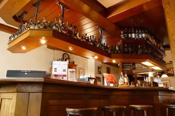 Eine Bar mit verschiedenen Whisky-Sorten für eine Verkostung