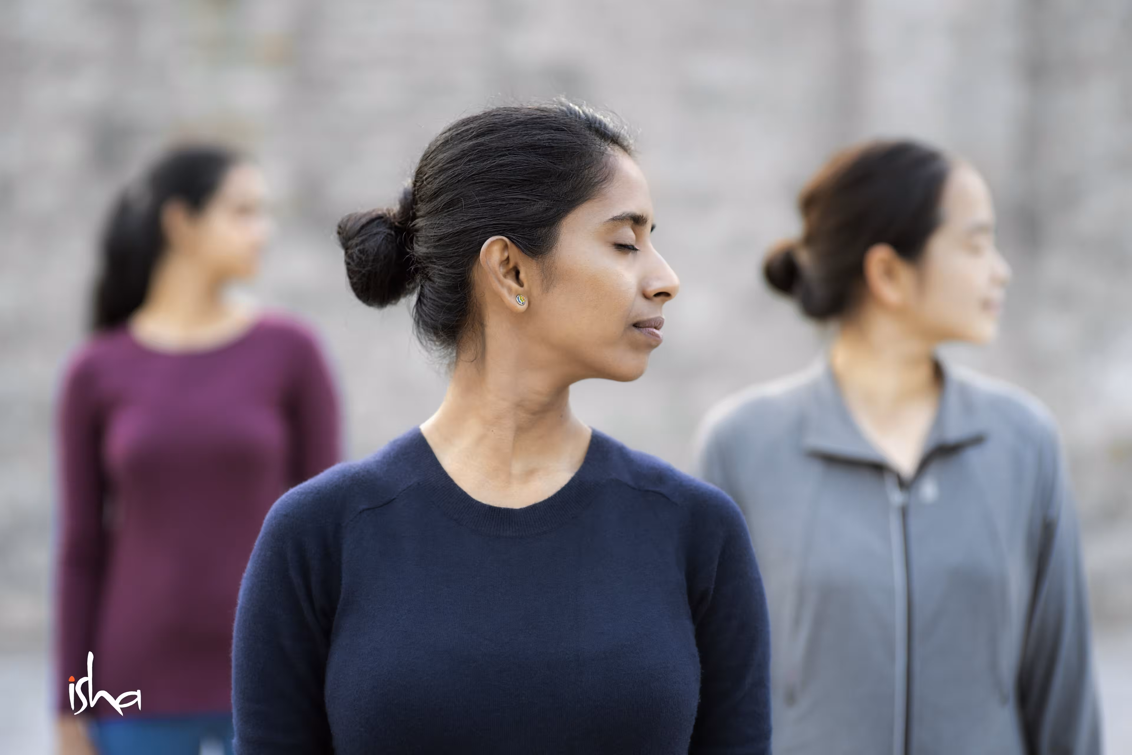 Drei Frauen schauen mit geschlossenen Augen zur Seite.