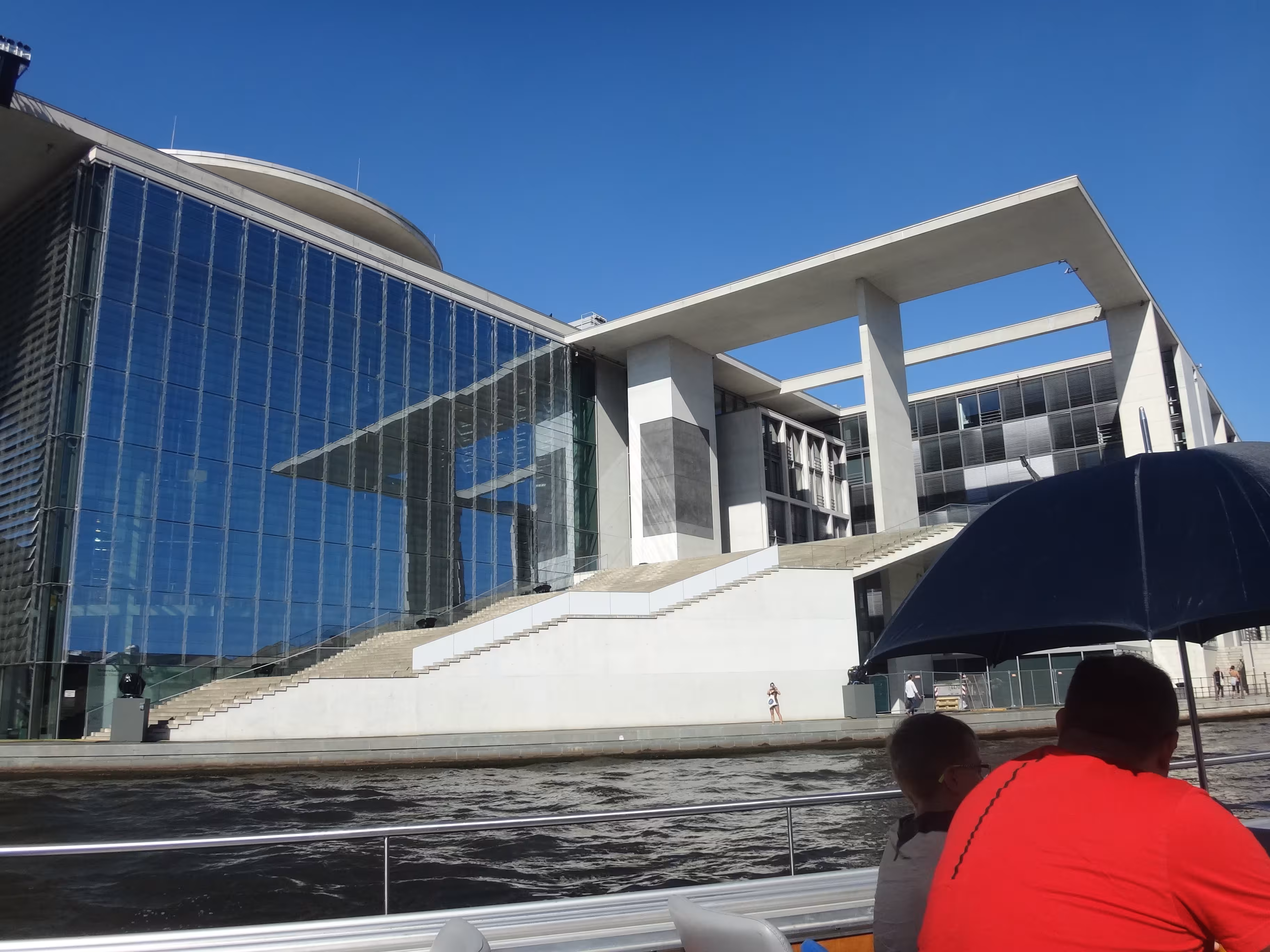 Personen auf einem Fahrgastschiff bei einer City-Tour auf der Spree durch Berlin