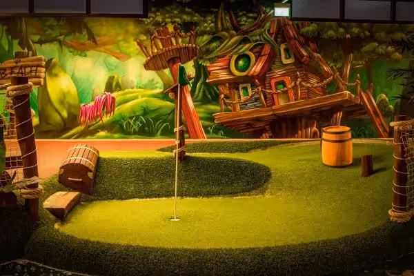 minigolfbahn-mit-piratenschiff-deko