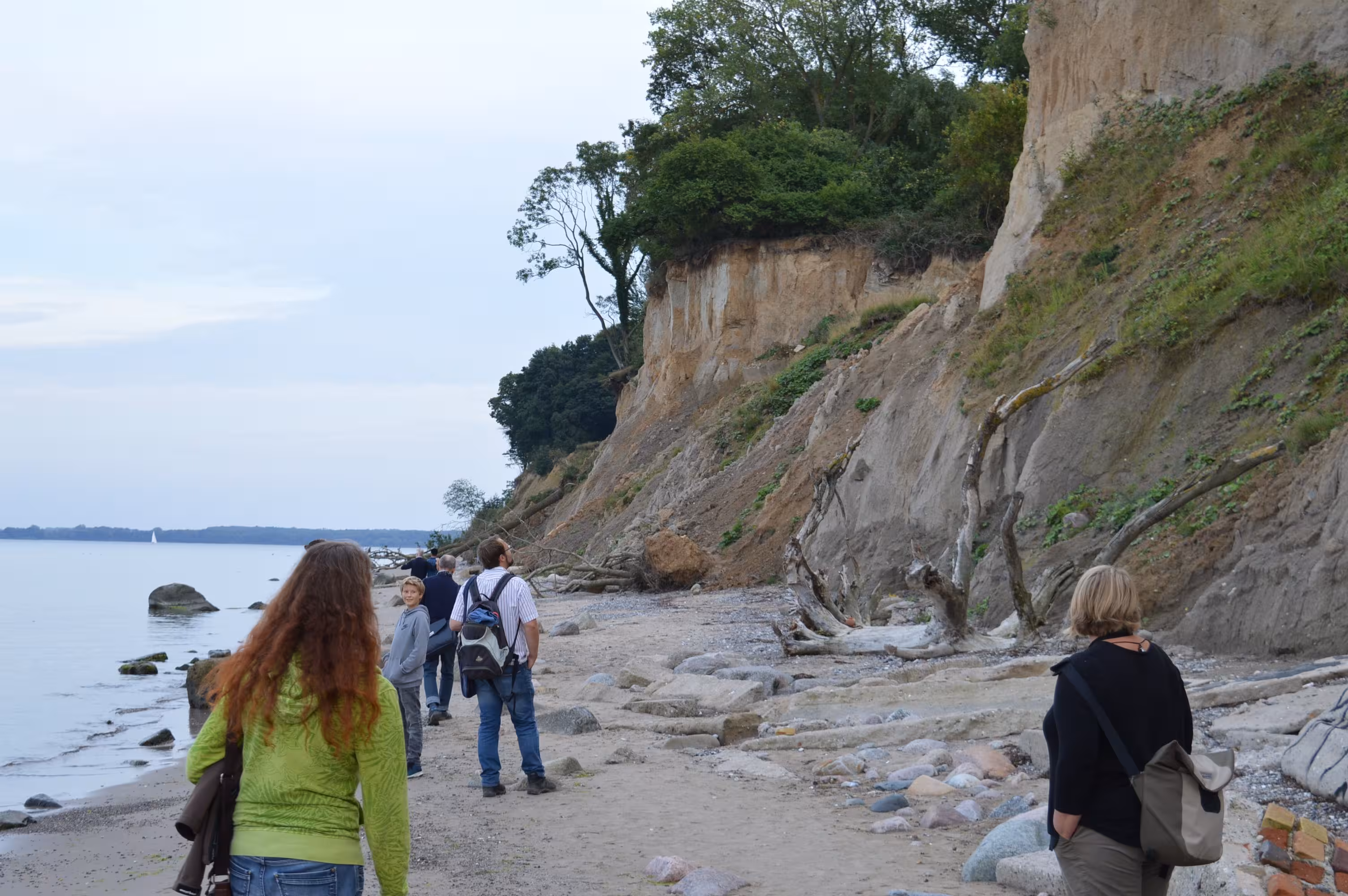 Eine Gruppe von Menschen an der Ostsee-Steilküste