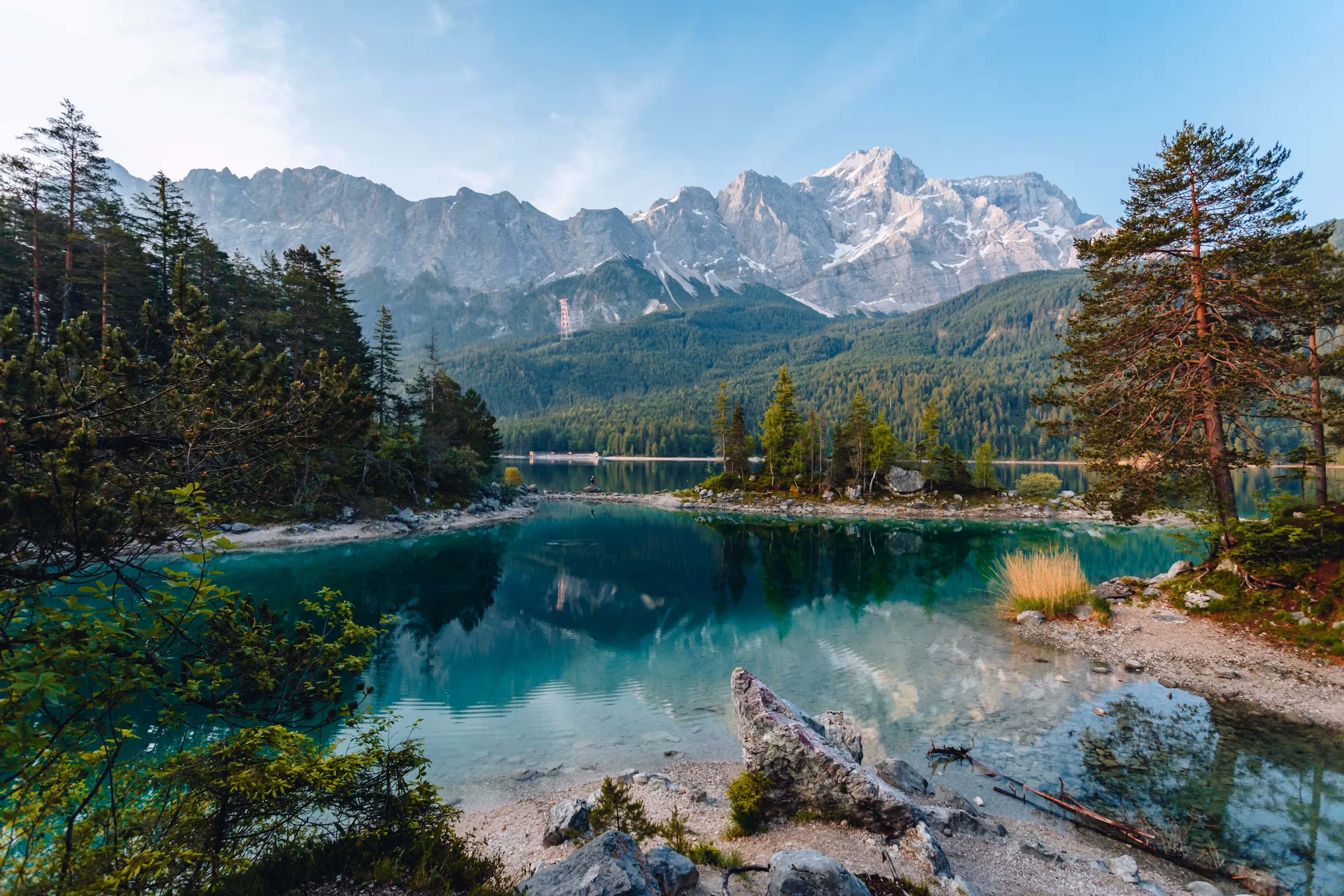 Der Eibsee mit den Alpen im Hintergrund