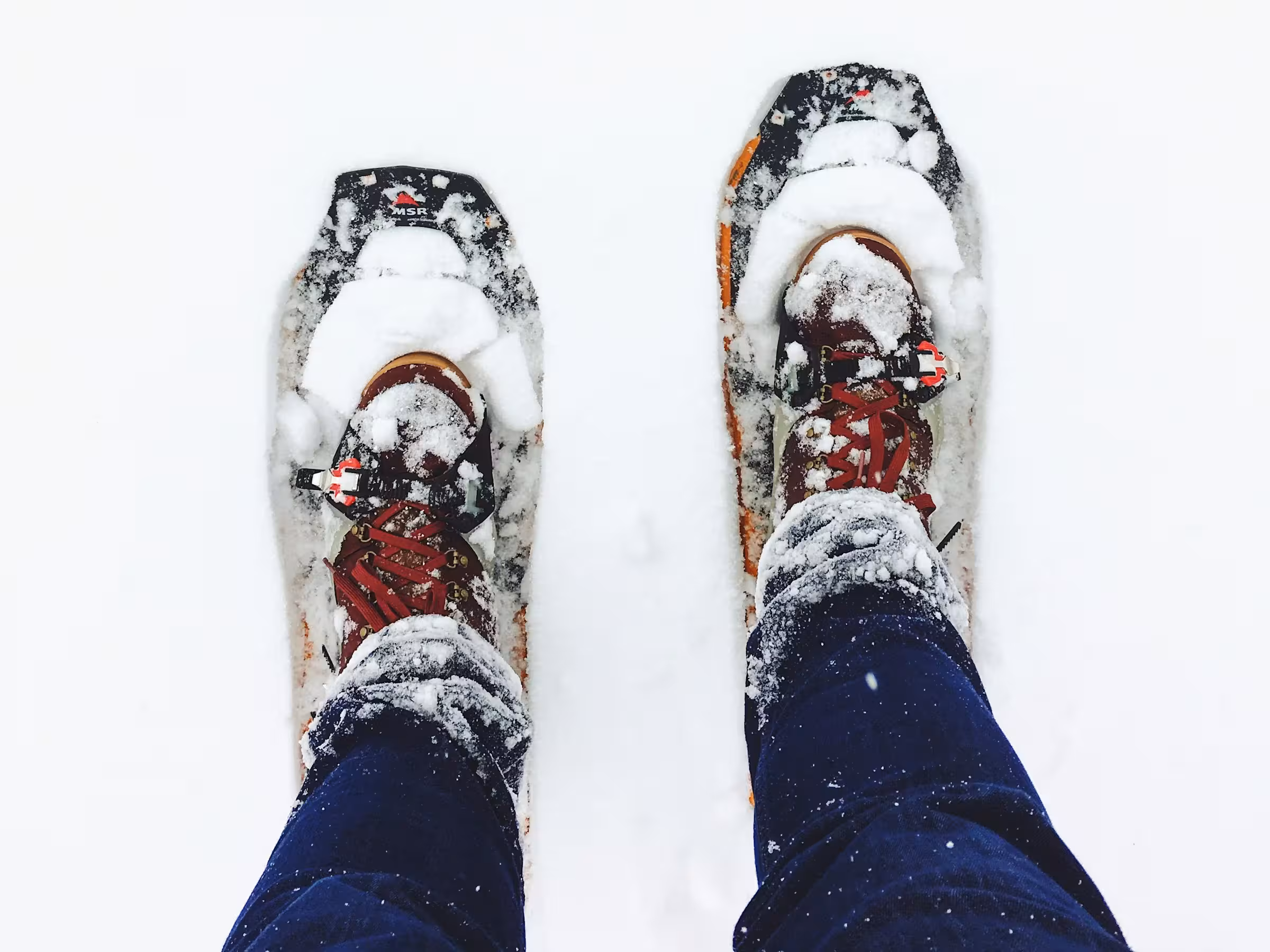 Zwei Schneeschuhe von oben betrachtet
