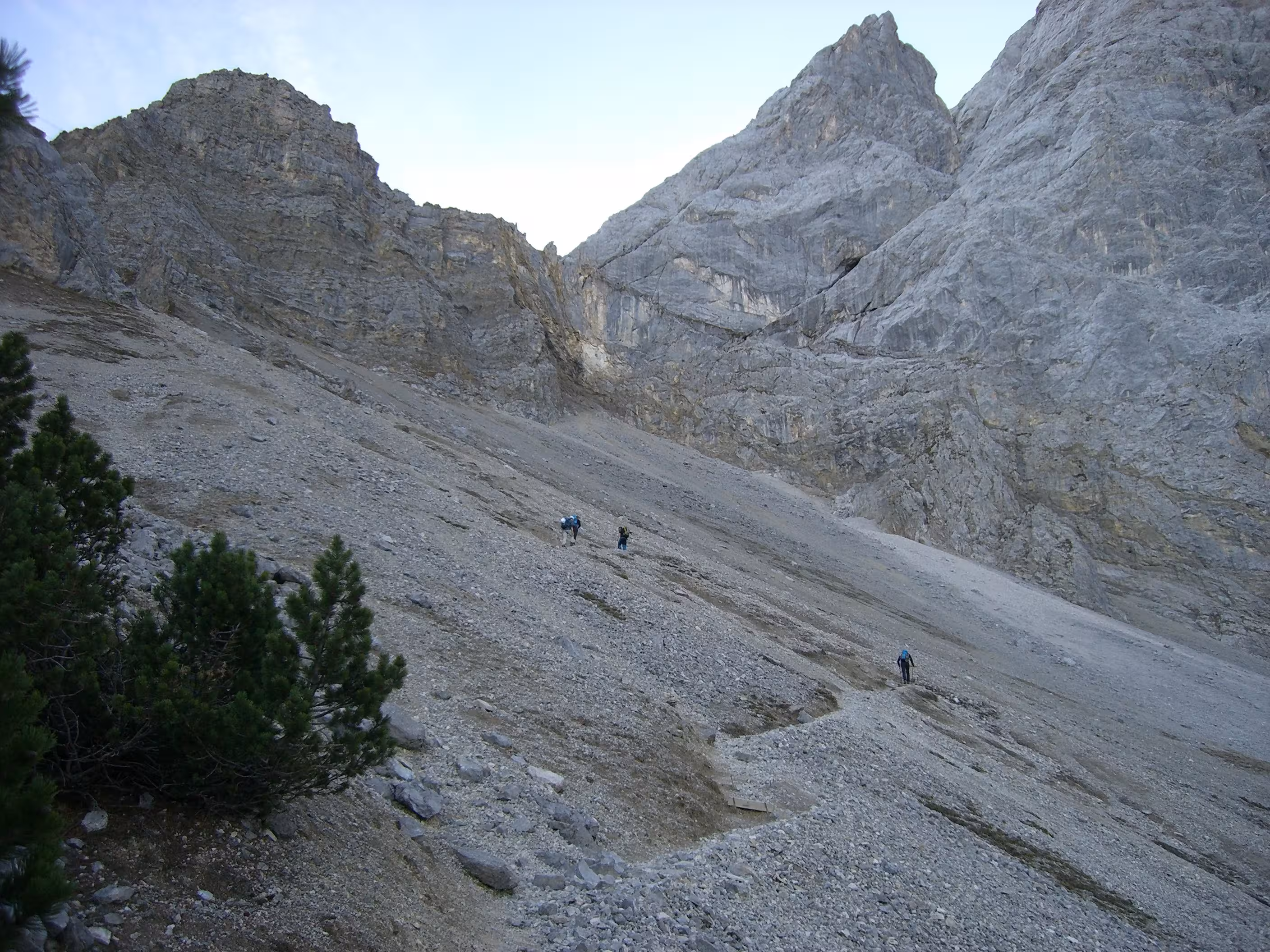 Menschen mit Klettersteig-Ausrüstung in den Alpen bei einer geführten Klettersteig-Tour