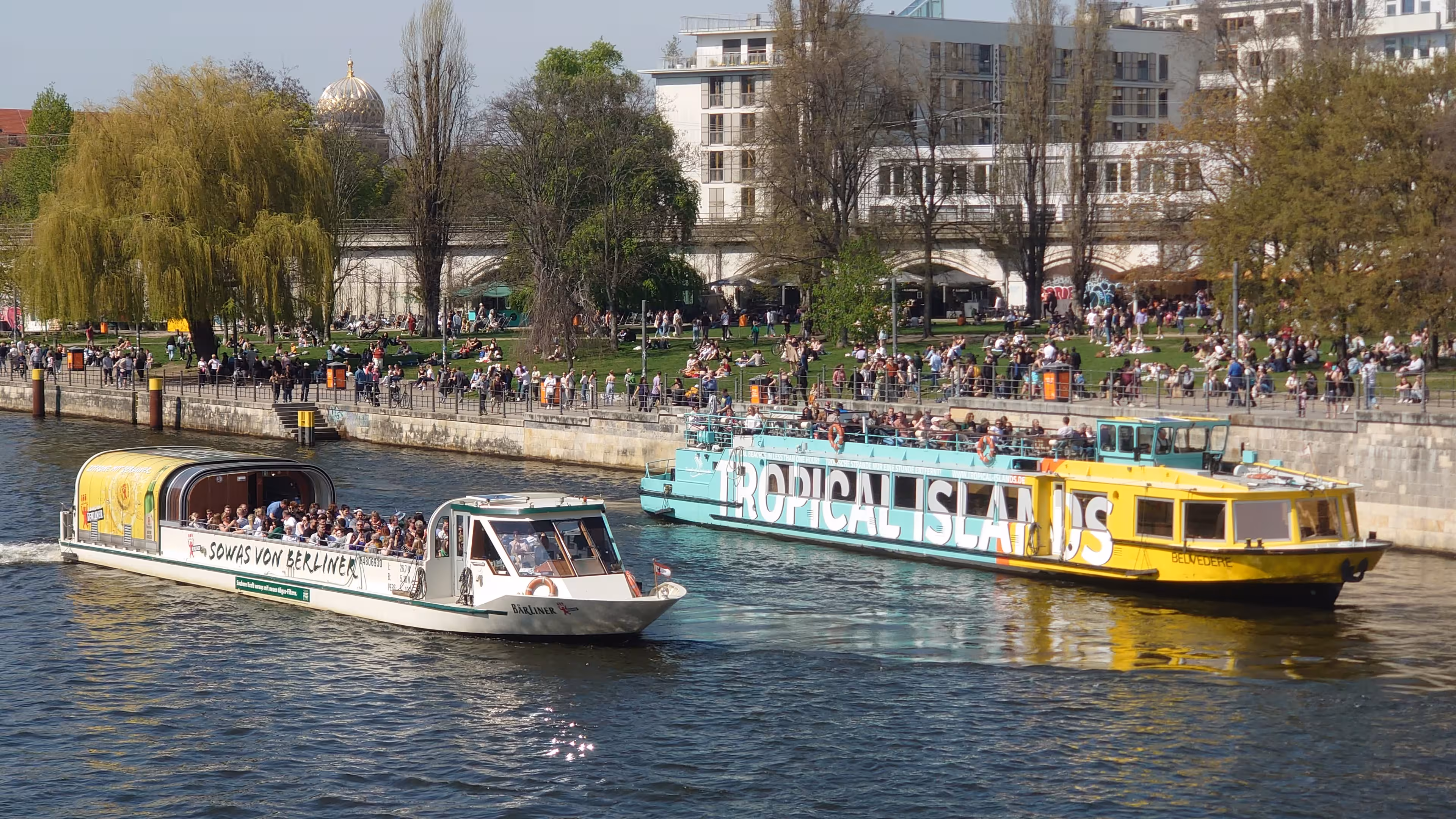 2 Fahrgastschiffe bei einer City-Tour auf der Spree durch Berlin