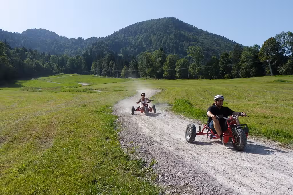 2 Personen fahren mit Bullcarts in Lenggries