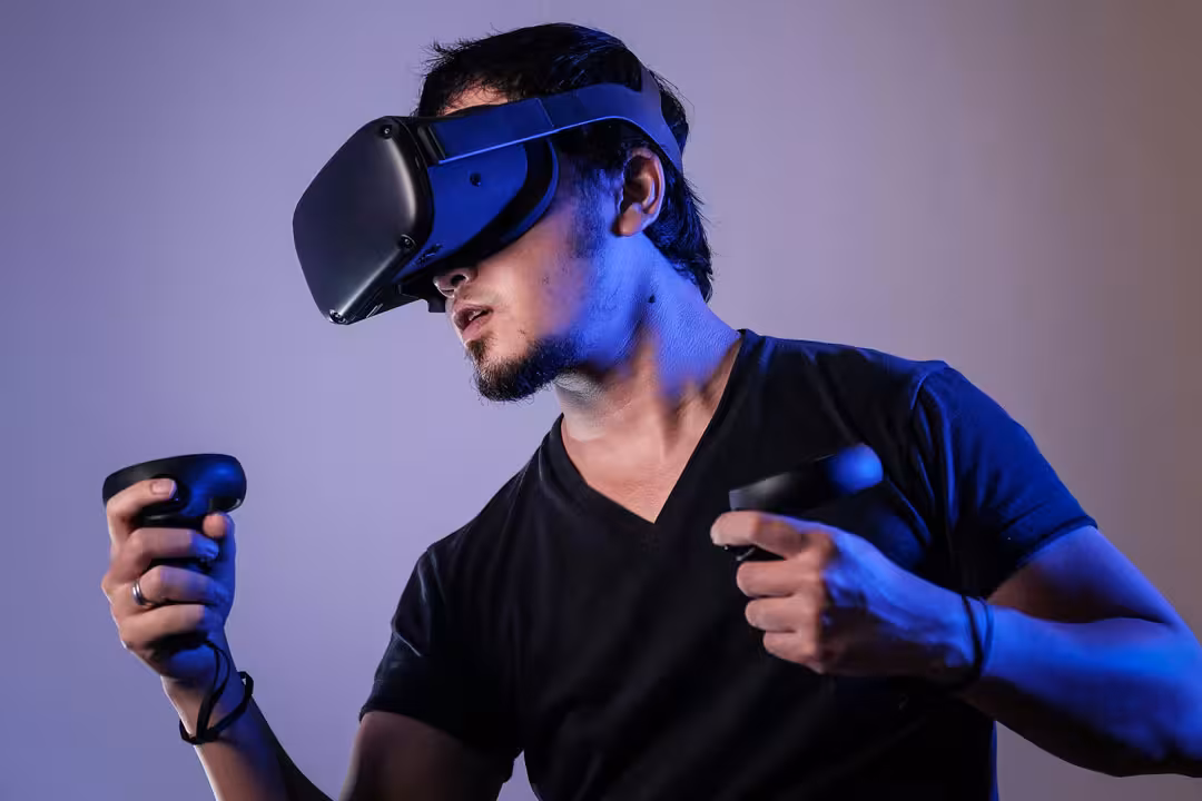 Mann spielt ein Virtual Reality Escape Game, er trägt eine VR-Brille.